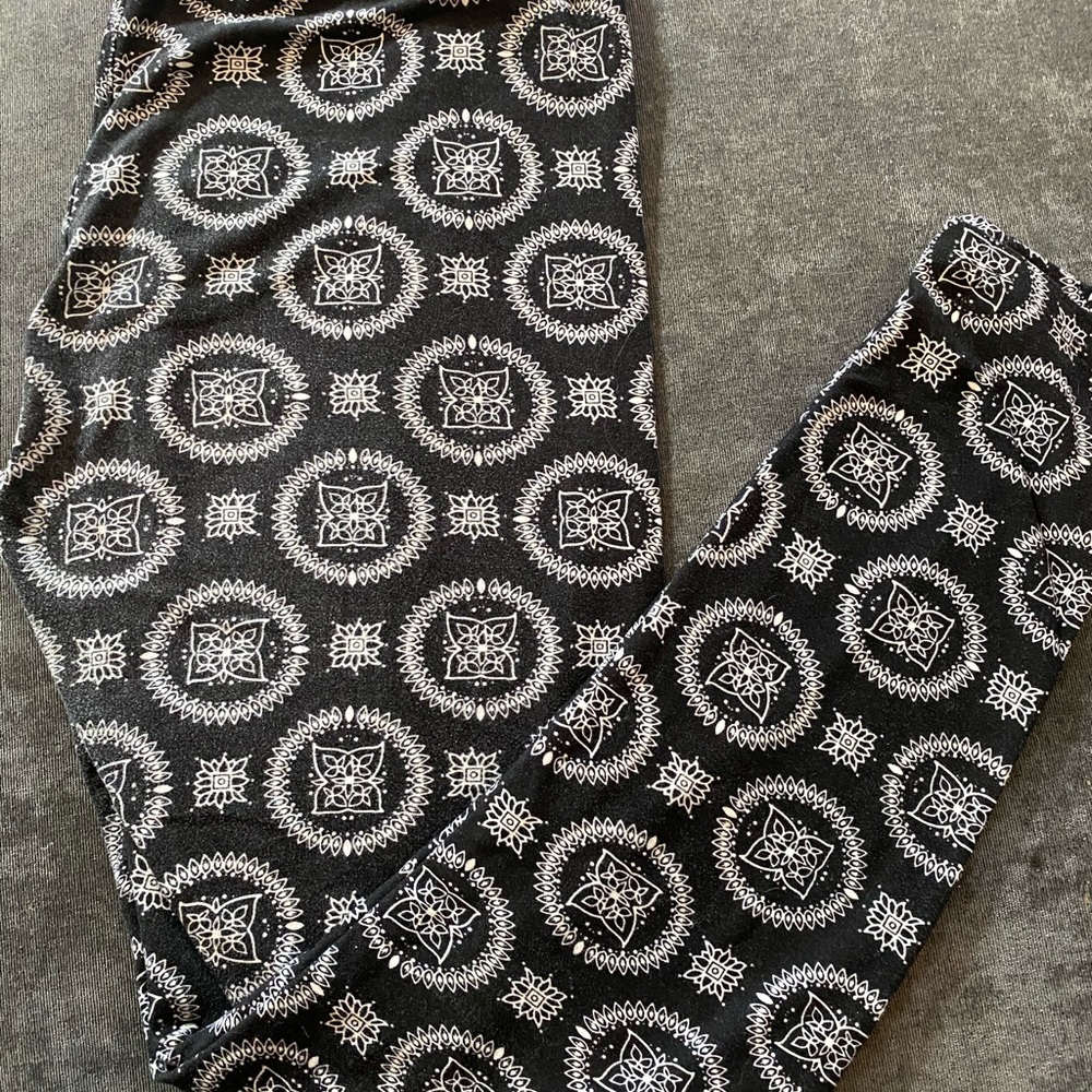 LULAROE LEGGINGS BLACK MEDALLIONS TC